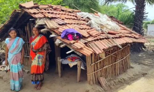 生理中の追放 Banished for bleeding: インドのトライバルの女性が快適に過ごせる生理小屋が出来た (BBCの記事から転載)