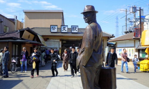 柴又駅前の寅さんの銅像