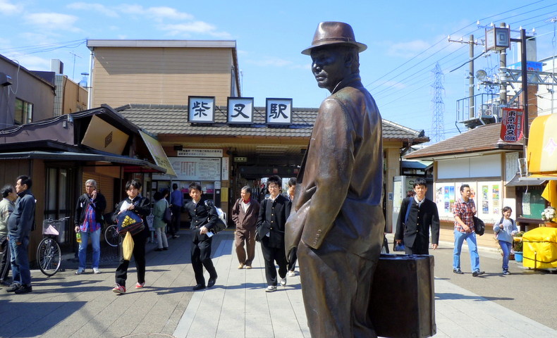 柴又駅前の寅さんの銅像