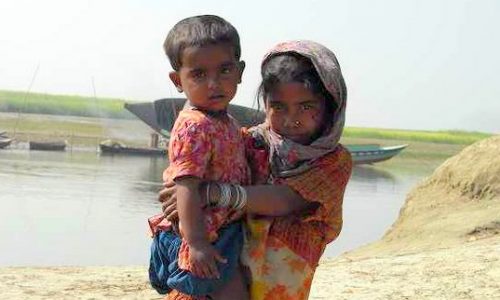 インドの水汲み少女